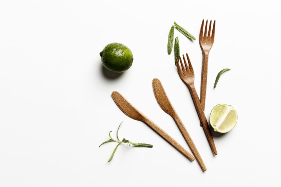 Wood-based cutlery.