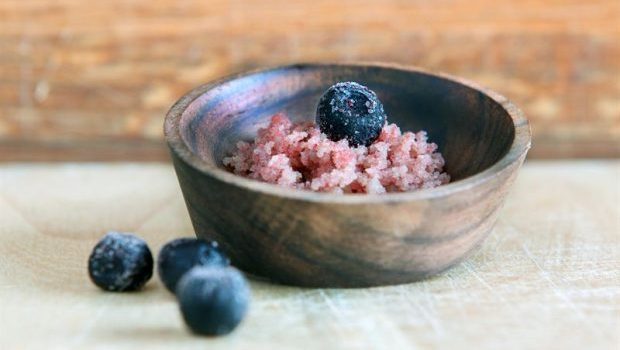 Blueberries and CellPod food cells in a wooden cup.