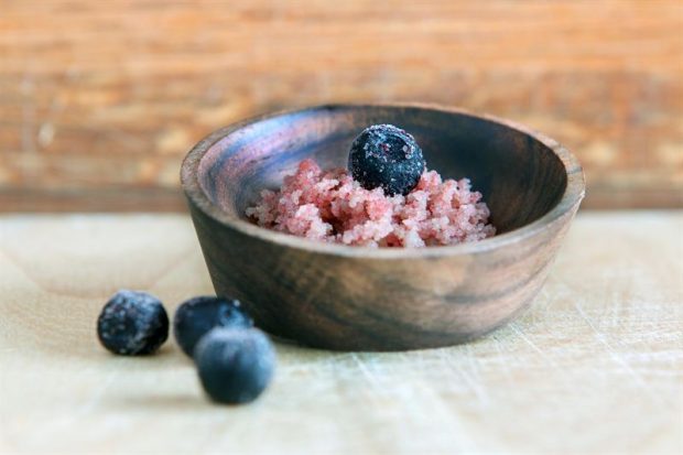 Blueberries and CellPod food cells in a wooden cup.